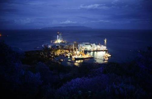 Bu kontrol odasndan halat kasnaklar ve denge salayc arlklar kullanarak Costa Concordia vurduu kayalklardan kaldrlmaya allacak. Mhendisler, dev gemiyi kayalklardan ayrmay baardklarn syledi. Ancak Ocak 2012'de meydana gelen kazada kaybolan iki kiinin cesedinden hala haber yok.