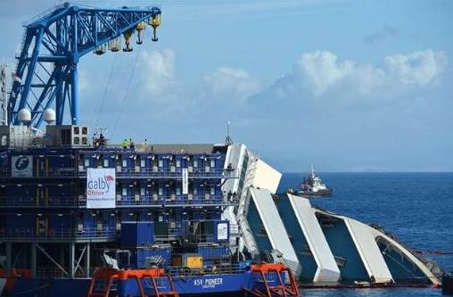AFP haber ajansna konuan operasyonun ba sorumlusu Nick Sloane, geminin bir k daha atlatamayacak hale geldiini belirtti.