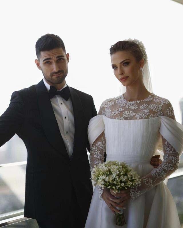 Derya Tuna ve kendisinin de ok sevindiini syleyen Tatlses, "Yasemin, ikiz bebek bekliyor, bebeklerden biri kendisini saklam ve iki gn nce kendisini gsterdi. Yasemin, 2,5 aylk hamile, cinsiyetleri henz belli deil. Derya Tuna haberi rendiinde gzyalarna bouldu, ok mutluyuz" ifadelerini kulland.