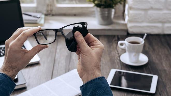 Gzlk cam temizlii doru bir ekilde gereklemezse, puslu bir grnt oluturabilir. Bu nedenle hem pratik hem de doru yntemlerle gzlk cam temizliinin yaplmas gerekir.