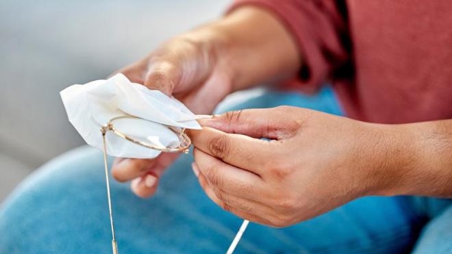 Bebek ampuan ve Su Yntemi: <p>Az miktarda bebek ampuan yardm ile elde edilen su, gzlk camnn temizlenmesi konusunda faydal olabiliyor. Ayrca gzlkte oluabilen derin olmayan iziklerin temizlenmesi konusunda da yardmc olabiliyor.