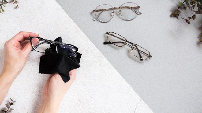 Ilk Su ve Sabun Yntemi: <p>Ilk su ile sabun ellere dklerek kprtlr. Sonra kirli olan gzlk camnn temizlenmesi iin kullanlr. Bu sayede derin olmayan iziklerin de adeta kaybolmas salanabilir.