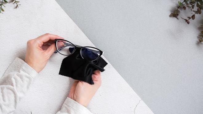 Not: Kirlenen gzlkler temizlenirken, retici tavsiyelerinin de dikkate alnmas tavsiye edilir. Bu sayede gzlk camna zarar verecek bir malzemenin kullanlmas nlenebilir. Nitekim sz konusu yntemler gzln yapsna zarar verebilecek nitelikteyse, kullanlmas tavsiye edilmez.