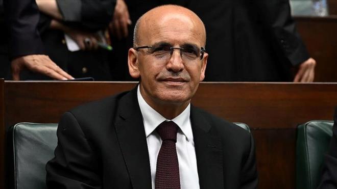 BAKAN MEK'TEN AIKLAMA    Hazine ve Maliye Bakan Mehmet imek, Kabine Toplants sonrasnda basn mensuplarnn konuya ilikin sorularn yantlad.    Yksekrenimdeki genlere bir defaya mahsus cep telefonu ve bilgisayar ediniminde vergi muafiyeti salanmasna ilikin bir alma olup olmadnn sorulmas zerine imek, bu konuda bir alma olduunu ancak detay paylaamayacan syledi.    imek, konunun TBMM'nin yeni yasama ylna balamasyla gndeme gelip gelmeyeceine ilikin soruya da "Yasal dzenleme gerektiren konularda tabii ki Meclis'in almas gerekir. dari karar gerektirenler, idari kararla yaplr. Ne zamanlama ne ierik konusunda kesinlememi konularda deerlendirme yapmayacam." yantn verdi. Bakan imek, almann tamamlanmad konularda deerlendirme yapmasnn doru olmayacan vurgulad.