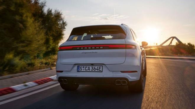 Yeni Porsche Cayenne Turbo E-Hybrid modelleri, adaptif haval sspansiyonla standart olarak geliyor. Porsche Dinamik asi Kontrol (PDCC) ve arka aks ynlendirmesi istee bal olarak alnabilecek.