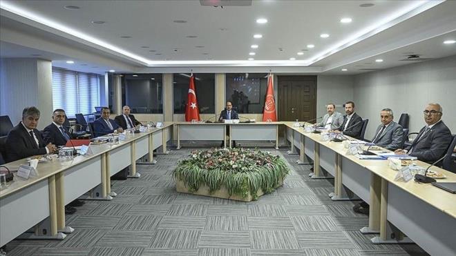 Mali haklar grmek zere 31 Austos'ta son kez toplanacak kurul, bu toplantda, memur maalar ile memur emeklisi aylklarna 2024 ve 2025'te yaplacak zam orann kararlatracak. Kurulun verdii karar kesin olacak ve itiraz edilemeyecek. te, memur ve memur emeklisi zammnda son durum...