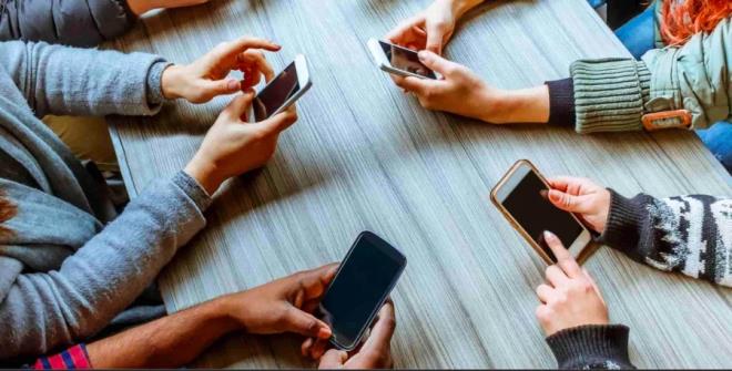 Ulatrma Bakan Abdulkadir Uralolu, vergisiz cep telefonundan yaklak 7 milyon rencinin faydalanacan, en az 2 sene boyunca sahibinden bakasnn kullanamayacan ve takibinin Bilgi Teknolojileri ve letiim Kurumu (BTK) tarafndan yaplacan syledi.