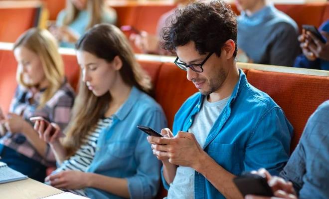 ?TV ve KDV?siz cep telefonundan niversite rencilerinin tamam gelirlerine baklmakszn, yksek okul ve akretimde okuyanlar dahil 7 milyon renci yararlanacak. Aylk 10 GB bedava internetle birlikte balayacak.