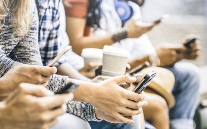 Ulatrma Bakan Abdulkadir Uralolu, niversiteliler iin TV?siz ve KDV?siz cep telefonu alabilecei uygulamann detaylarn aklad. Uralolu, alnan telefonu yalnzca rencinin kullanabileceini ve 2 yl boyunca takip edileceini belirtirken marklarn Trkiye?de retilen telefonlar olduunu ve akretimin de yararlanacan dile getirdi.