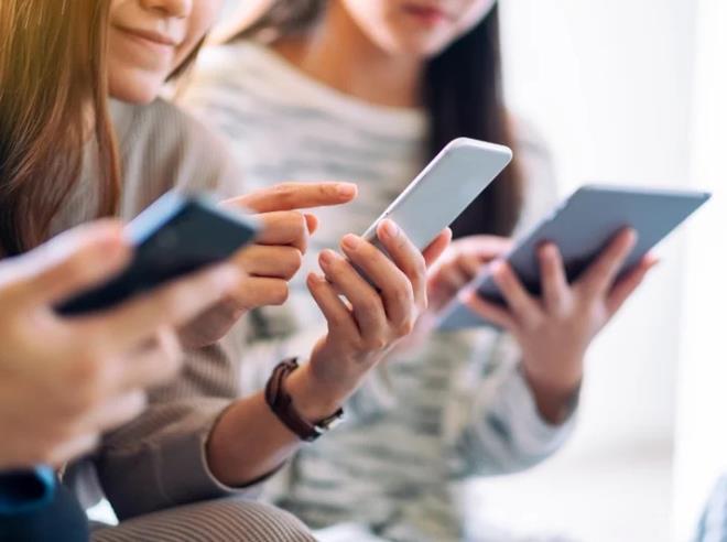 Vergi alnmamas telefonlarn fiyatlarn yar yarya ucuzlatacak. 10 GB bedava internet iin 3 operatrden teklifleri aldk, kamuya maliyeti yllk birka milyar TL olacak.