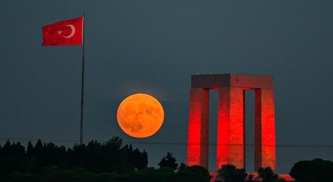 ?Sper Mavi Ay?, ehitler Abidesiyle birlikte grsel len oluturdu.