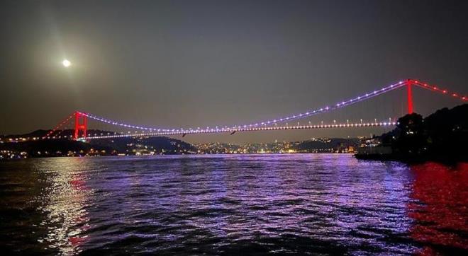 stanbul?da "Sper Mavi Ay" manzaras mest etti