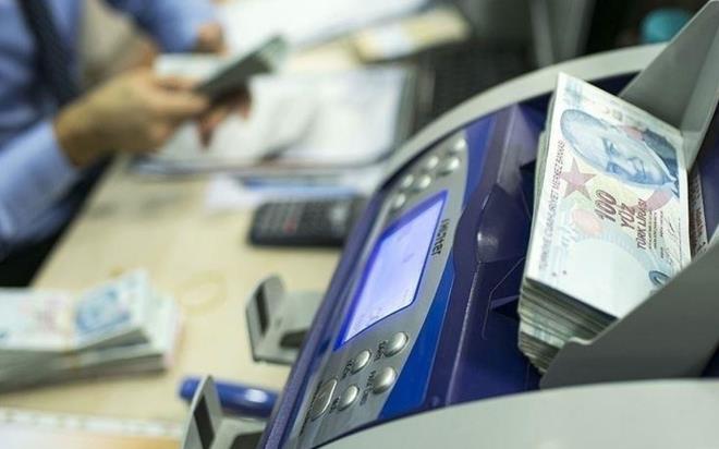 Memur ve memur emeklilerinin 2024 ve 2025 yllar iin alacaklar zam oran kesinleti. Toplu szlemeden doan zamlar 2024 ylnn ilk 6 ay iin yzde 15, ikinci alt ay iinse yzde 10 oldu. Eer 6 aylk dnemlerde enflasyon szlemedeki zam oranndan fazla olursa memur ve memur emeklilerine enflasyon fark da denecek. te szlemeye gre retmen, polis, hemire, doktor, imamlarn 2024 ylnda alacaklar zaml maalar...