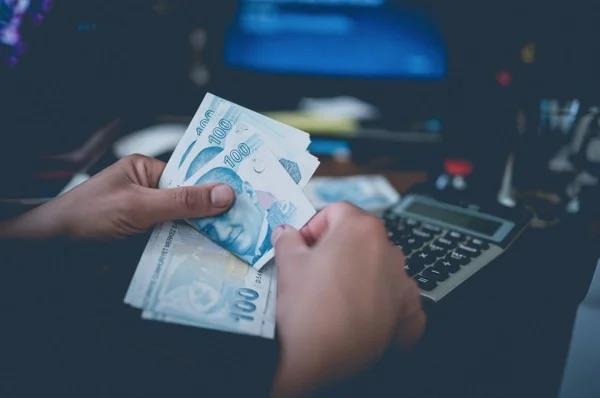 Uzman retmen Maa<p>    29 bin 538 lira olan uzman retmen maana 4 bin 431 lira zam gelecek ve uzman retmen maalar 33 bin 969 liraya ykselecek.