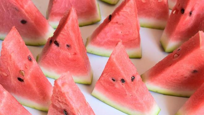 Tarla zine Bakmak: Karpuz seerken tarla izine baklmas nerilebiliyor. Nitekim bu meyvenin sap kuru ise, olgunlam olduunun bir gstergesi olabilir.