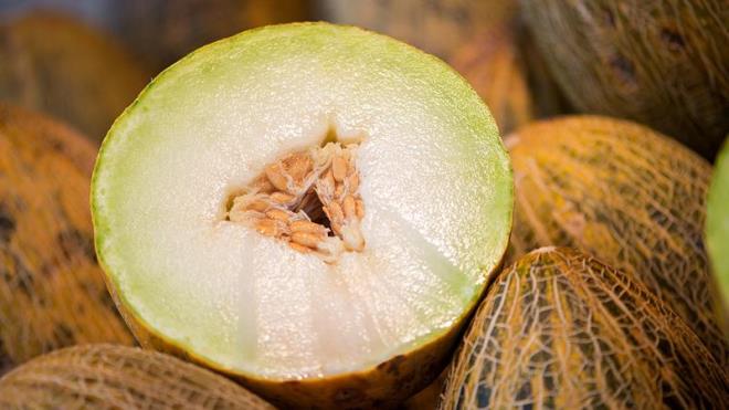 Kk Ksmna Bakmak: Bu meyvenin d yzeyindeki kk ksm yumuaksa, lezzetli olabilir.