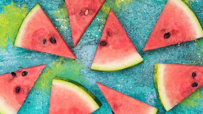 atlak zine Bakmak: Karpuzun zerinde atlaklar ve ufak kahverengi noktalar bulunuyorsa, lezzetli olduunun iareti olabilir.