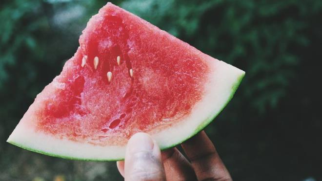 Arlna Bakmak: Karpuz seerken arlna dikkat edilmesi neriliyor. Nitekim iki meyve kyaslanyorsa, hacmine gre ar olannn lezzetli olma ihtimali daha fazla olabiliyor.