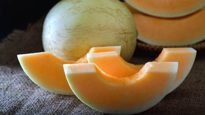 Arlna Bakmak: Kavun seerken arlna baklmas neriliyor. Nitekim bu meyve boyutuna kyasla daha arsa, lezzetli olabilir.