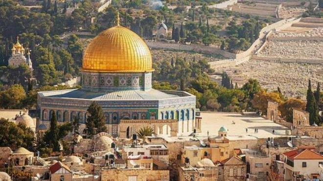 11- KUDS /4800    Kuds, Orta Dou'nun tarihi ve dini adan en nemli ehirlerinden biridir. srail ve Filistin arasnda paylalan Kuds,  byk semavi din olan slam, Hristiyanlk ve Musevilik iin kutsal saylan mekanlar iinde barndrr. Eski ehir blgesi, Kuds'n tarihi merkezini oluturur ve Kubbet-s Sahra, Kutsal Kabir Kilisesi ve Bat Duvar gibi nemli dini ve kltrel yaplar ierir.