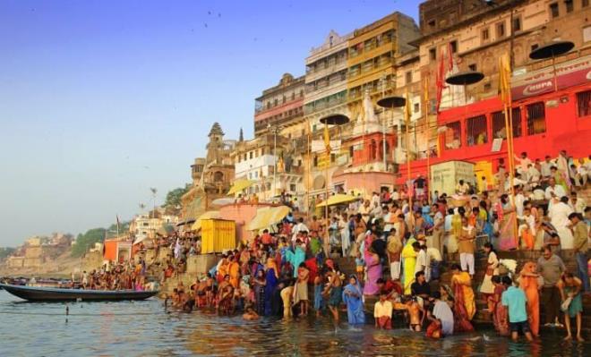 20- VARANS/3000    Varanasi, Hindistan'n en kutsal ve eski ehirlerinden biridir. Ganj Nehri'nin kysnda bulunan Varanasi, Hindu inanlarna gre yaam dngsnn son aamas olan lmn kutsal ritellerinin gerekletirildii bir merkez olarak bilinir.