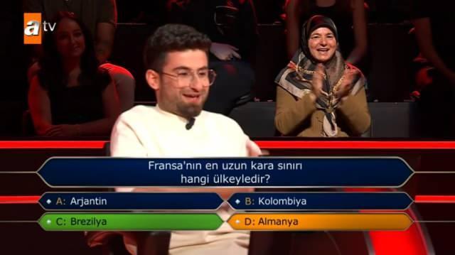 Sunuculuunu Kenan mirzalolu?nun yapt ATV?nin sevilen yarmas Kim Milyoner Olmak ster, dn akam yeni blmyle ekrana geldi. Yarmaclardan Recep Murat Yalnkaya, baarl performansyla 11. soruya kadar geldi. Olunun 1 milyonluk soruya bir basamak kala elendiini renen annenin ?30 bin TL azm Kenan Bey? tepkisi elenceli anlara sahne oldu.