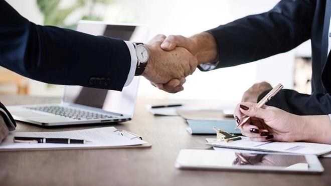 ARABULUCULAR NE  YAPAR?    2013'te balayan arabuluculuk, nce istee bal olarak uyguland.    Adalet Bakanlnn yeni dzenlemeleri kapsamnda arabuluculuk, i uyumazlklarnda 1 Ocak 2018, ticari uyumazlklarda 1 Ocak 2019, tketici uyumazlklarnda 28 Temmuz 2020'de dava art haline geldi.    Bugne kadar istee bal ve zorunlu uygulama kapsamnda arabuluculukta baar oran yzde 69'a ulat.    Arabuluculuun kapsamnn geniletilmesine ynelik almalarn ardndan Trkiye Byk Millet Meclisi'nde kabul edilerek yasalaan cra ve flas Kanunu ile Baz Kanunlarda Deiiklik Yaplmasna Dair Kanunla kira, kat mlkiyeti, ortakln giderilmesi ve komu hakkndan kaynakl uyumazlklarda arabuluculuk dava art haline getirildi.