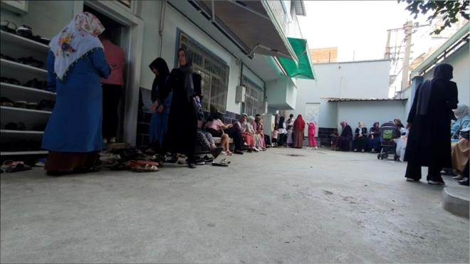 Balar ilesi 5 Nisan Mahallesi'nde, etraf gvenlik kameralar ve dikenli tellerle evrili avlulu evde, kendini "eyh" olarak tantan A.A.'ya muska yaptrmak isteyenlerin oluturduu kalabalk grntlendi.