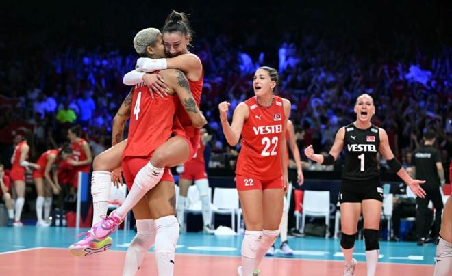 Milli takm, FIVB Milletler Ligi'nin ardndan Avrupa ampiyonas'nda da tarihinde ilk kez ampiyonlua ulat.    Ma, Genlik ve Spor Bakan Osman Akn Bak da salonda izledi.