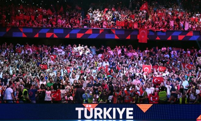 Belika'nn bakenti Brksel'deki Paleis 12 Salonu'nda oynanan final mcadelesine her iki lke karlkl saylar alarak balarken, setin ortalar 14-14'lk eitlikle geildi.    Bu dakikalarda daha az hata yapan Srbistan, arka arkaya bulduu saylarla  fark (18-15) yakalad. Vargas'n servis turunda gelen  saylk seriyle 19-19'da eitlii yakalayan milli takm, Srbistan Baantrenr Giovanni Guidetti'ye mola aldrd. 25-25'e kadar her iki takm da karlkl saylar alrken, son saylarda daha az hata yapan Srbistan, ilk seti 27-25 nde tamamlad ve 1-0 ne geti.