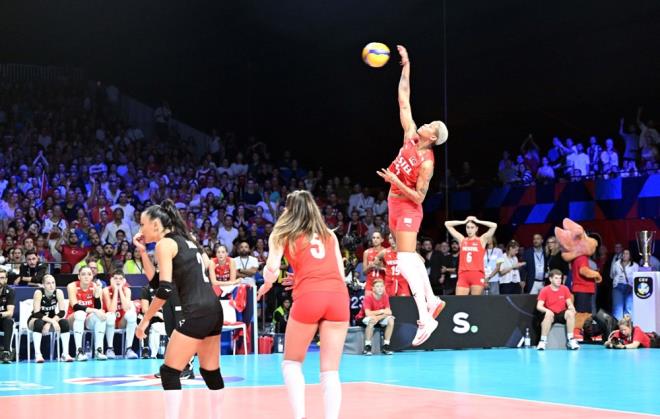 kinci sette her iki takm da hcumda etkili oynarken, setin balar 5-5'lik eitlikle geildi. Eda Erdem Dndar'n saylaryla iki saylk (6-8) fark yakalayan milli takm, iyi defans yapt setin ortalarna doru bu fark drde (11-15) kard. Setin sonlarnda Ebrar Karakurt'un saylaryla aradaki fark (16-20) korumaya devam eden milli takm, Srbistan Baantrenr Giovanni Guidetti'ye bu setteki ikinci molasn da aldrd. Oyunun sonlarn daha iyi oynayan milli takm, ikinci seti 25-21 stn bitirdi.