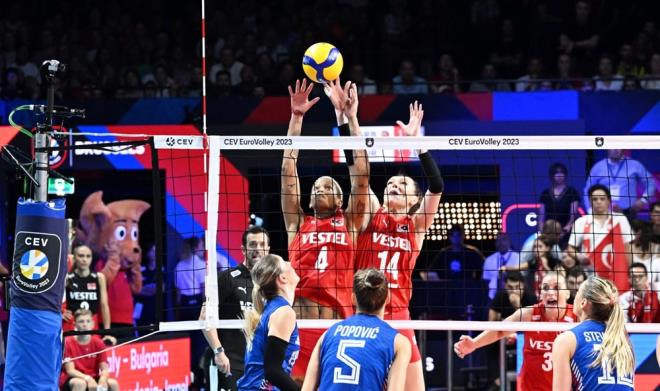 nc sete hcumda ve defansta iyi balayan Srbistan, setin balarnda iki saylk (5-3) fark yakalad. Hemen  saylk seri bulan milli takm, 6-5 ne geti. 6-6 eitliin ardndan Vargas'n servis turunda be saylk seri yakalayan milliler, 11-6 ne geti. Arka arkaya bulduu saylarla drt saylk seri yakalayan ve fark ikiye dren (13-15) Srbistan, A Milli Kadn Voleybol Takm Baantrenr Daniele Santarelli'ye mola aldrd. Milli takm yeniden fark drde (14-18) karsa da etkili oyununa devam eden Srbistan, 19-19'da eitlii yakalad. Son saylar iyi oynayan Srbistan, geriden geldii nc seti 25-22 kazanan taraf oldu.