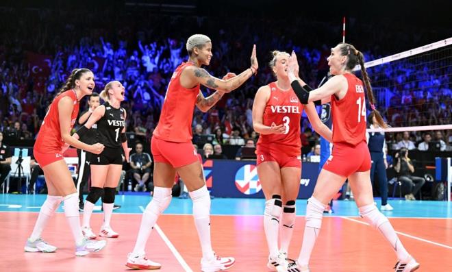 Drdnc sete etkili balayan milli takm, oyunun balarnda  saylk (2-5) fark yakalad. Karlkl alnan saylarn ardndan hcumda ve defansta etkinliini artran Srbistan, aradaki fark kapatarak 9-8 ne geti. Setin ortalar 13-13 eitlikle devam ederken, iki saylk seri yakalayan milliler, 15-13 ne geti. Setin sonlarna doru aradaki fark kapatan Srbistan, yeniden 18-18'de eitlii yakalad. Setin sonlarnda etkili olan milli takm, drdnc seti 25-22 nde bitirdi ve final man karar setine tad.