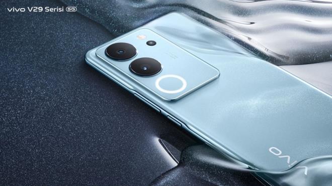 V29 Lite 5G?nin gl kamera zellikleri ile fotoraf ve videoda snrsz yaratclk    <br>  V29 Lite 5G; kamera ve video zellikleri, eitli pozlama seenekleri, yaratcla olanak veren modlar, filtreleri ve efektleri ile hem fotoraf hem video alannda kullanclara etkileyici deneyimler sunuyor. Optik grnt sabitleme (OIS) zelliine sahip 16MP n kameras; sarsnt nleyici 64MP ana kamera, 2MP bokeh, 2MP makro lensten oluan l arka kamera sistemi ve rakiplerinde bulunmayan birok farkl zelliin yer ald ?Portre? modu ile V29 Lite 5G fotoraf tutkunlarnn tercihi olacak.     Kullanclar telefonun ?ift Pozlama? zellii ile fotorafn znesini arka fondan ayrarak belirgin ve grnr klan katmanl portreler; Gece modu zelliinde yer alan farkl filtrelerle, karanlk ortamlarda bile etkileyici fotoraflar ekebiliyorlar. Portre modunda yer alan ?Gzellik? zellikleri fotoraf ekmeden nce yz renginde; burun, ene ve gzler gibi istenen blgelerde oynamalar yapma imkn tanrken, k efektleri ile de fotoraflar daha etkileyici hale geliyor. ?Duru? modu nasl poz vereceini bilemeyenlere gzel poz alternatiflerini gsterirken zamanlama zellii, fotoraf boyutu ayarlama, ereve izgisi, dengeleyici ve efekt ustas gibi birok farkl fotoraf dzenleme seenei de kullanclara benzersiz fotoraflar ekme ans veriyor.