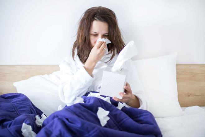 BURUN AKINTISI VE HAPIRMA        Nature dergisinde 2022 ylnda yaynlanan bir alma, Covid-19'un BA.2.86 varyantnn souk algnl veya gribe benzer semptomlarla ilikili olduunu ortaya koymutu. Belirtiler arasnda burun aknts da vard ve virs zaman iinde evrim geirdi.      Altta yatan salk sorunlar olan bireyler pirola varyant nedeniyle ciddi semptomlar yaayabilir.      Japonya'da 2023 ylnda yaplan bir almada, pirola ile enfekte bireylerde dier varyantlara kyasla daha fazla burun aknts ve balgam olduu bulundu.