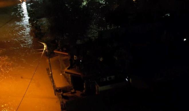 ATIDA MAHSUR KALDILAR    Sel sularnn vurduu Halkal Gmr'nde de aralar mahsur kald. Gmrk ilemleri iin gelen ofrler ve alanlar da sel sular nedeniyle ieride bulunan bir binaya snd. Blgeye ok sayda itfaiye ekibi sevk edildi. Ekipler mahsur kalanlarn bot ile kurtarlmas iin alma balatt