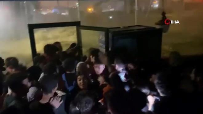 Baakehir Belediye Bakan Yasin Kartolu, sosyal medya hesabndan yapt yazl aklamada, "Kuvvetli ya nedeniyle Baakehir Millet Kraathanemizde yaanan su baskn sonrasnda tm vatandalarmz tahliye edilmitir. Belediyemizde misafir ettiimiz komularmz, servislerimizle evlerine braklacaktr. Ekiplerimizin ile genelindeki almalar devam ediyor." ifadelerini kulland.