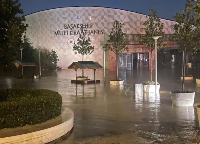 MLLET KRAATHANES'NDE VATANDALAR MAHSUR KALDI    Su basknlarnn yaand Baakehir'deki Millet Kraathanesi'nde vatandalar mahsur kald.