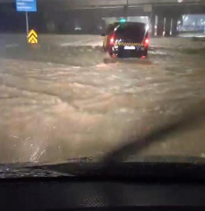 SEL SULARINA KAPILAN 2 K HAYATINI KAYBETT    stanbul Valilii, Baakehir ve Kkekmece'de sel sularna kaplan 2 kiinin hayatn kaybettiini duyurdu.    Alnan bilgiye gre, Beinci Etap'taki Sular Vadisi'nde bir kafede oturan 57 yandaki Y.Y. yamur balad srada buradan kt.    Ya nedeniyle oluan sele kaplan kadn, yaklak 1 kilometre srklenmesinin ardndan evredekiler tarafndan sudan karld.    hbar zerine olay yerine gelen salk ekipleri, kadnn hayatn kaybettiini belirledi.    Y.Y'nin cenazesi Baakehir am ve Sakura Hastanesi'nin morguna kaldrld.