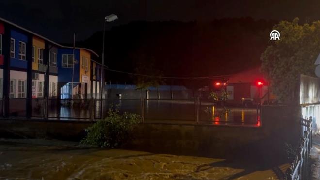stiklal Mahallesi'ndeki derenin tamas sonucu, Boazky Kprs kapand. Derenin yanndaki Boazky lkokulunun bahesi ve bodrum kat suyla doldu. tfaiye ekiplerince okulda su tahliyesi almalar yaplrken belediye ekipleri kprnn almas iin alma yapyor.    Boazky meydannda selden dolay oluan toprak ve talar da belediye ekiplerince kaldrlyor.