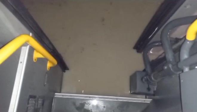 Arnavutky'de etkili olan ya nedeniyle bir personel servis arac suya gmld. Basamaklara kadar su ile dolan servis arac ilerleyemeyince nce itfaiye ekiplerine haber verildi.