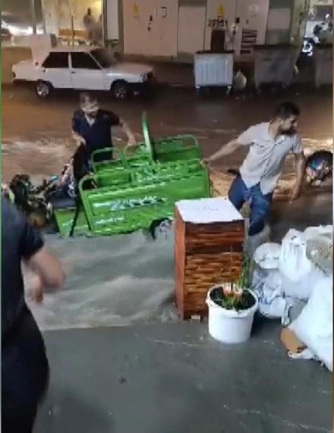 METREKAREYE 150 KLOGRAM YAI DT    stanbul Bykehir Belediye (BB) Bakan Ekrem mamolu, kentin Avrupa yakasndaki kuzey ilelerinde etkili olan yalarla ilgili aklama yapt. Eypsultan?daki Afet Koordinasyon Merkezi?nde (AKOM) kameralarn karsna geen mamolu, u bilgileri paylat:     "Ani saanak ya sreci stanbul snrlarna geldi ve bata Arnavutky olmak zere Baakehir ve Eypsultan snrlarnda etkili bir ekilde, kentin kuzeye dnk blmnde kendini gsterdi. Ortalamas 130 kiloya ulaan bir ya dt yaklak 2,5-3 saat ierisinde. 18.30 itibariyle etkisini gstermeye balayan ya, 21.30?dan sonra da hafiflemeye balad. u anda, 2 bin 137 personelimiz, bin 161 aracmz ve i makinamz, bata itfaiye, SK, Yol Bakm olmak zere etkin bir ekilde sahada. hbarlar deerlendirip, mdahale ierisindedirler."