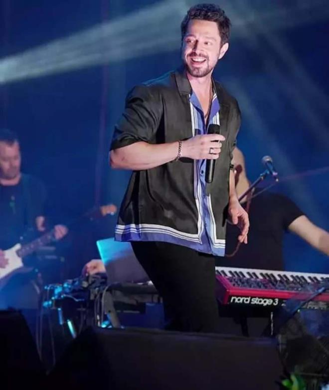 zmir Menemen konseri ncesi basn mensuplarnn karsna kan Murat Boz, oyunculuk ve mzik kariyeri hakknda srpriz gelimeler olduunu aklad.