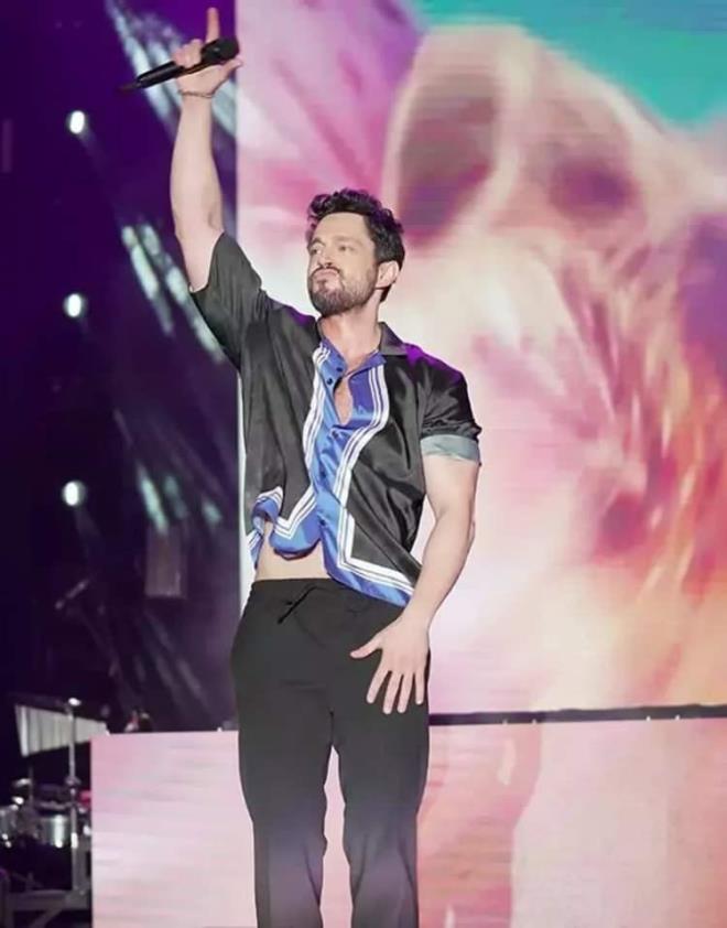 "YURT DIINDA BEN 'TOPRAK' OLARAK TANIYORLAR"    Barol Tuba Bykstn'le paylat, dijital platformda yaynlanan 'Zeytin Aac' dizisi ile adndan sz ettiren sanat, "Bu iin ne kadar byk baarya imza attn yurt dnda anladm. Amerika'ya gittim. Beni Murat Boz olarak deil, dizideki adm 'Toprak' olarak tanyorlar. Bu durum gurur veriyor ve tylerimi diken diken ediyor. kinci sezon ekimleri balad. Hem konser maratonunu hem de Ayvalk'taki dizi ekimlerini youn bir tempoda sryor" eklinde konutu.