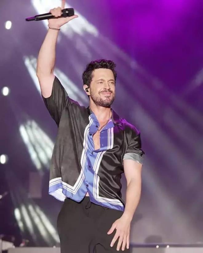 "KMSENN BENDEN BEKLEMED BR ARKI GELYOR"    Birok nl sanatnn almak iin yart, szleri Gnay oban'a, bestesi ise Serkan zdoan'a ait bir ark ile mzikseverlerin karsna kmaya hazrlandn belirten Boz, "ok inandmz ve dinleyicinin ok seveceine dndmz, ters ke, kimsenin benden beklemedii bir ark geliyor. Yaknda arky kliplendirecek ve sevenlerimi artacam. arklar birer birer hayranlarmn beenisine sunup, doum gnm olan 7 Mart'ta albm tamamlayacam" dedi.