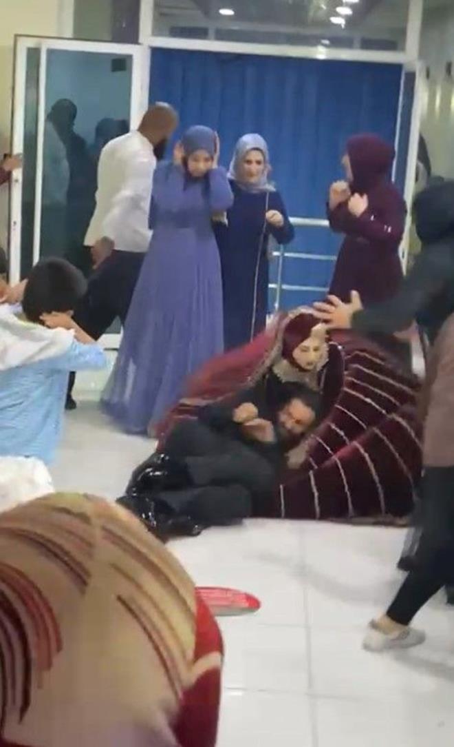 Damat Ahmet E.'nin gelinle salona girdii srada bir kii silahla ate at.