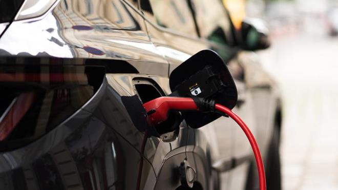 arj Sresi: Elektrikli otomobil modellerinde AC arj ve DC arj yer alyor. AC arj dolumu yava bir ekilde gerekleebiliyor. Bu nedenle daha uzun bir srede dolabiliyor. Bunun sonucunda ise elektrikli araba tercih edilirken, arj sresinin de dikkate alnmas tavsiye ediliyor.