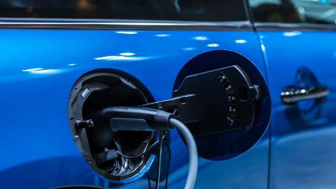 arj Olanaklar: Elektrikli arabann kullanlaca blgedeki arj noktalar incelenmeli. Nitekim stanbul ve Ankara gibi ehirlerde elektrikli arabalar iin arj imkanlar hzl artarken, baz ehirlerde daha yava bir ekilde artabiliyor.