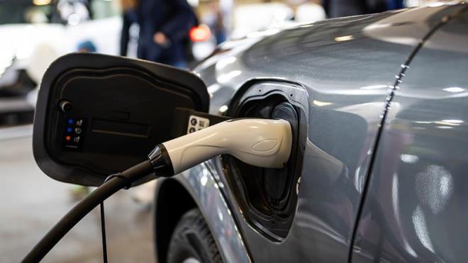 Araba satn almay dnen pek ok insan, elektrikli otomobil modellerini de gzden geirebiliyor. nk elektrikli araba modellerinin hzl bir ekilde yaygnlamas, ilginin de artmasna yol aabiliyor.