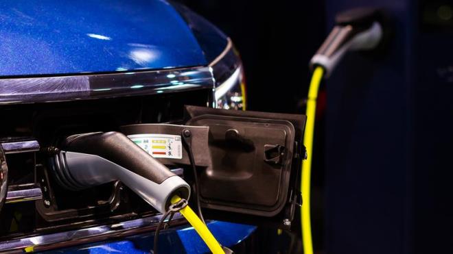 Sfr elektrikli otomobil almay dnenlerin dikkat etmesi gereken noktalardan bazlar u ekilde; fiyat, batarya kapasitesi, arj olanaklar, arj sresi ve servis destei.